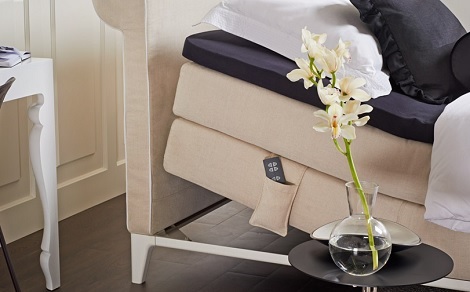 Auping Criade boxspring electrisch verstelbaar bedieningshouder van stof hoofdbord Curl slaapkenner theo bot zwaag hoorn matras bed